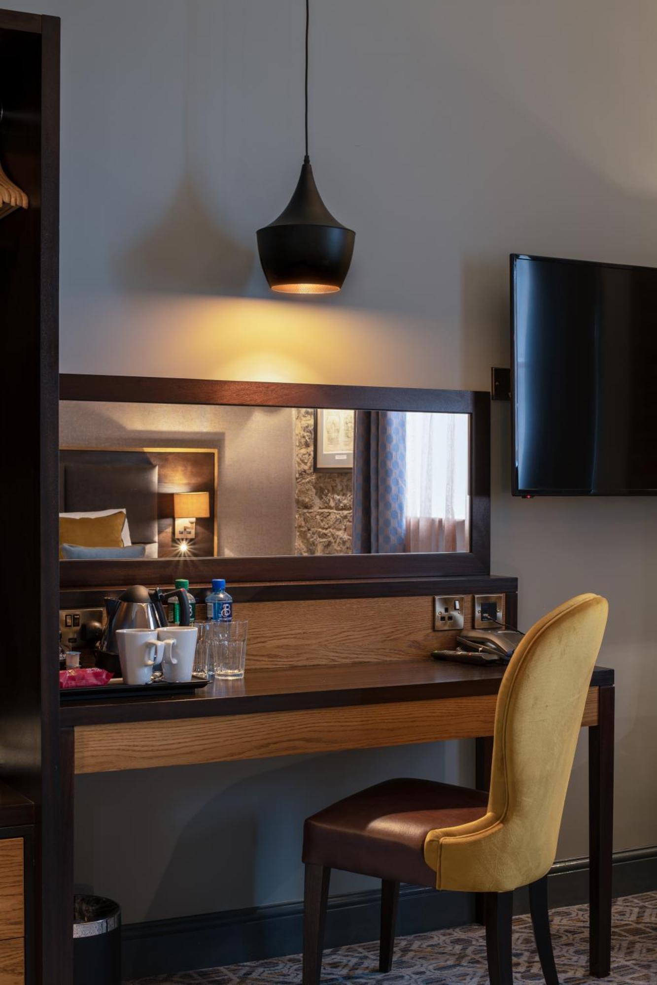The Old Borough Hotel - Wetherspoon Сордс Екстер'єр фото