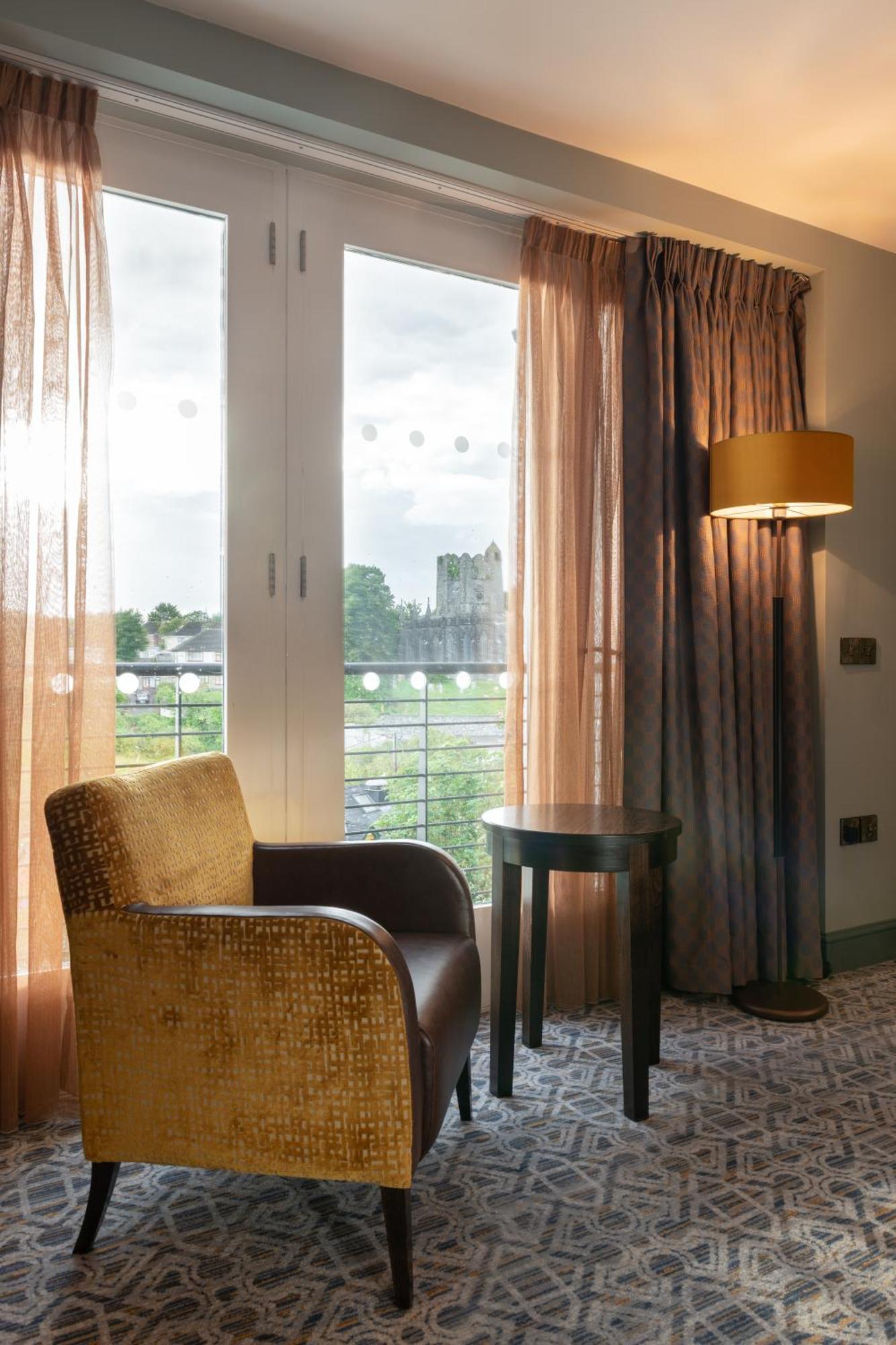 The Old Borough Hotel - Wetherspoon Сордс Екстер'єр фото