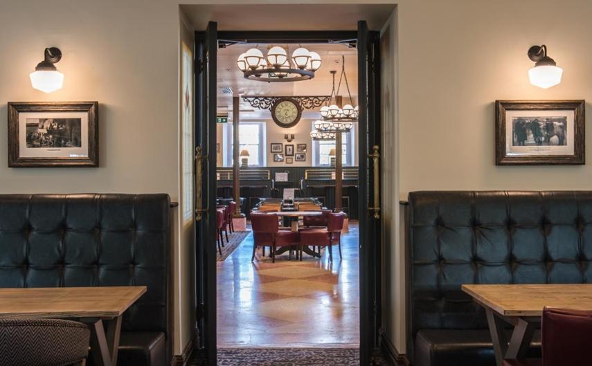 The Old Borough Hotel - Wetherspoon Сордс Екстер'єр фото
