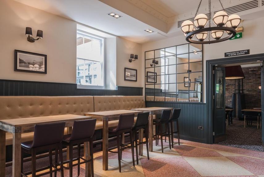 The Old Borough Hotel - Wetherspoon Сордс Екстер'єр фото