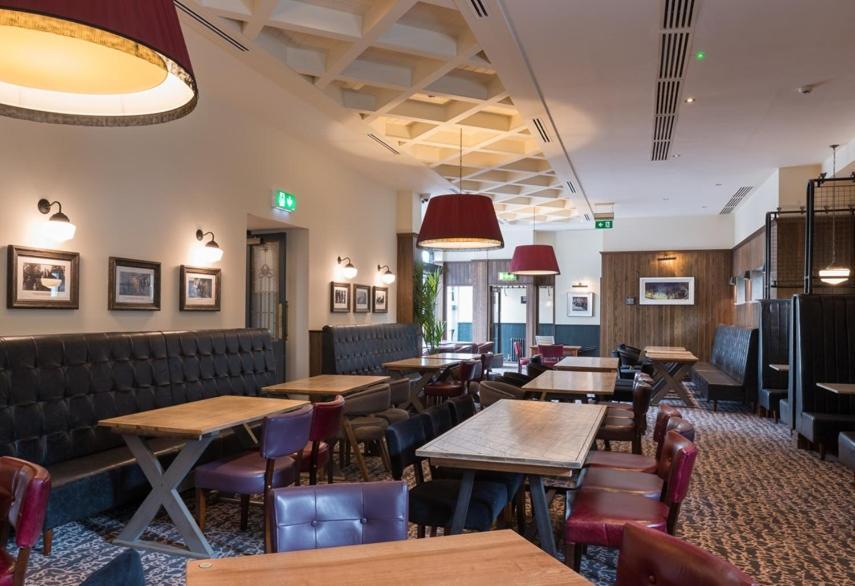 The Old Borough Hotel - Wetherspoon Сордс Екстер'єр фото